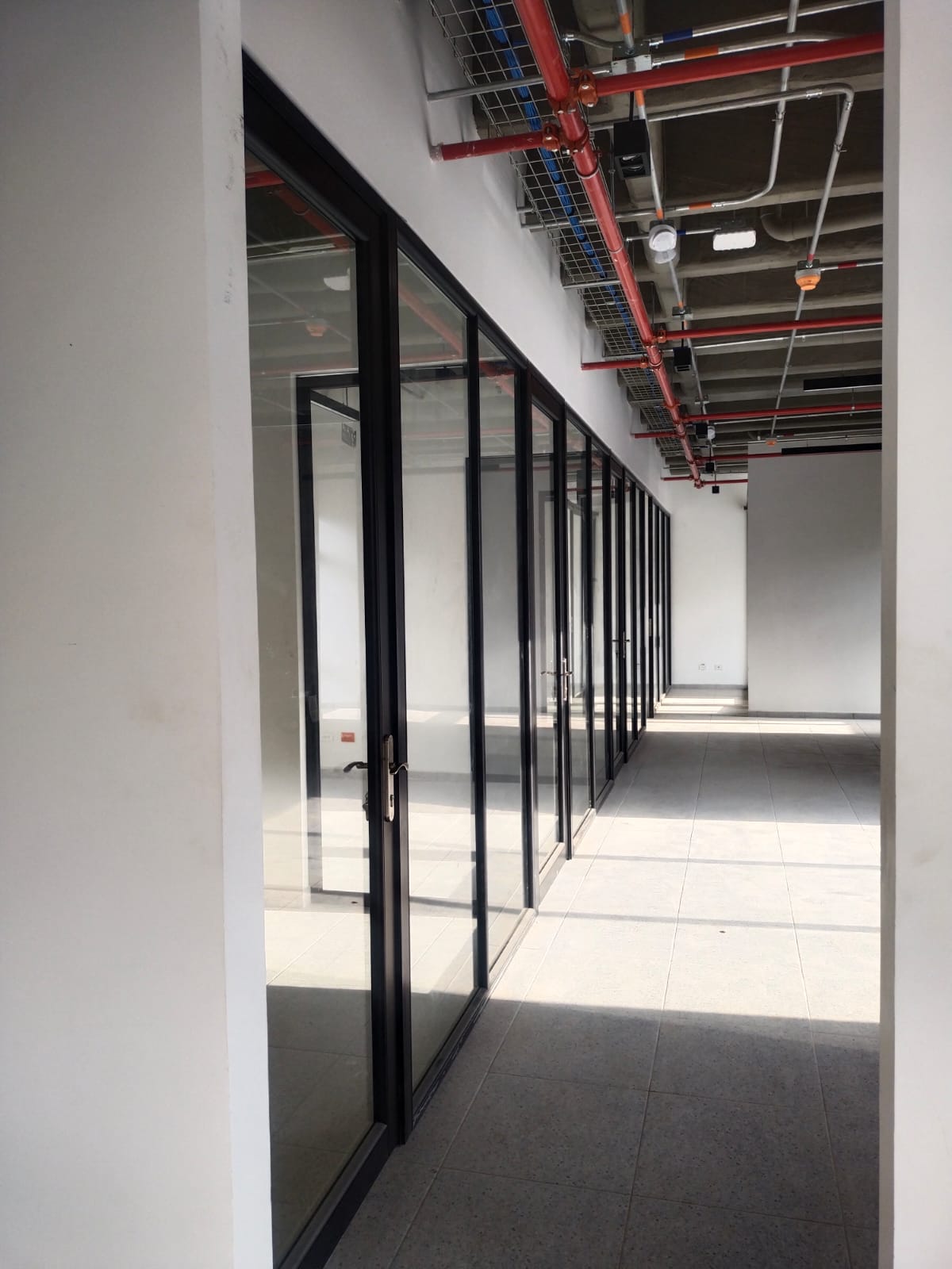 Corredor interior – Muros en vidrio