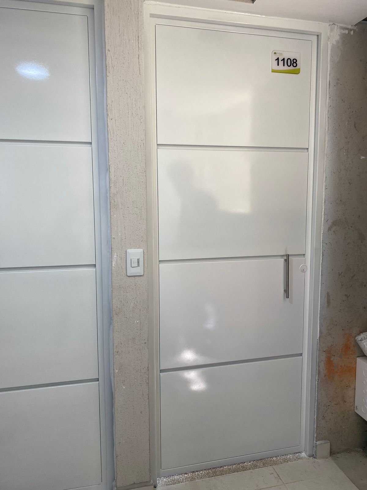 Puerta metálica blanca