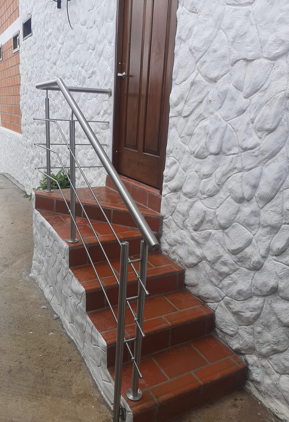 Pasamanos en escalera de acceso