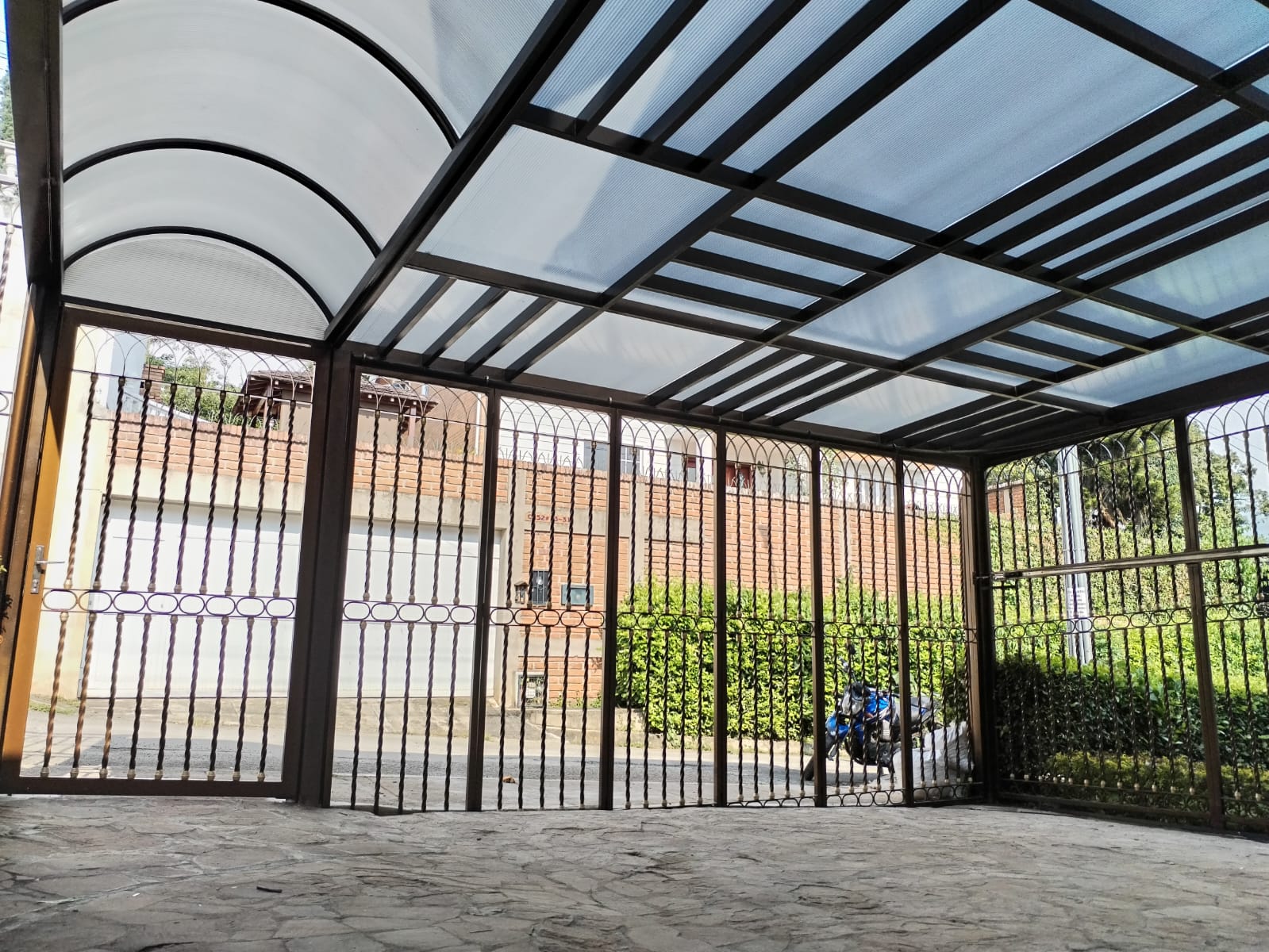 Edificio institucional – Fachada y ventanería